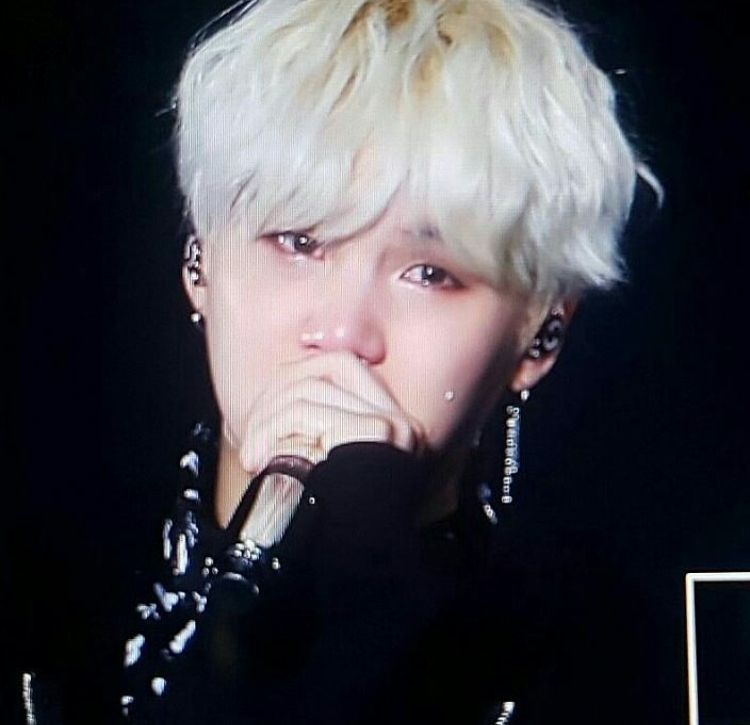 yoongi chorando